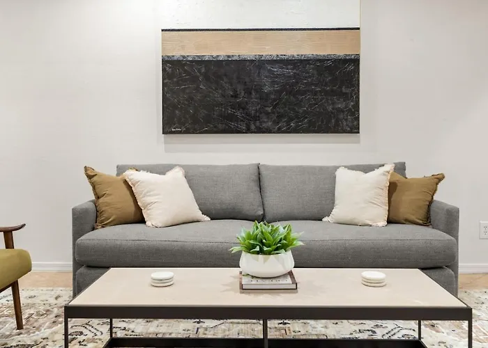 Style Living With Heated Pool, Spa, Gym, And Nearby Golf *