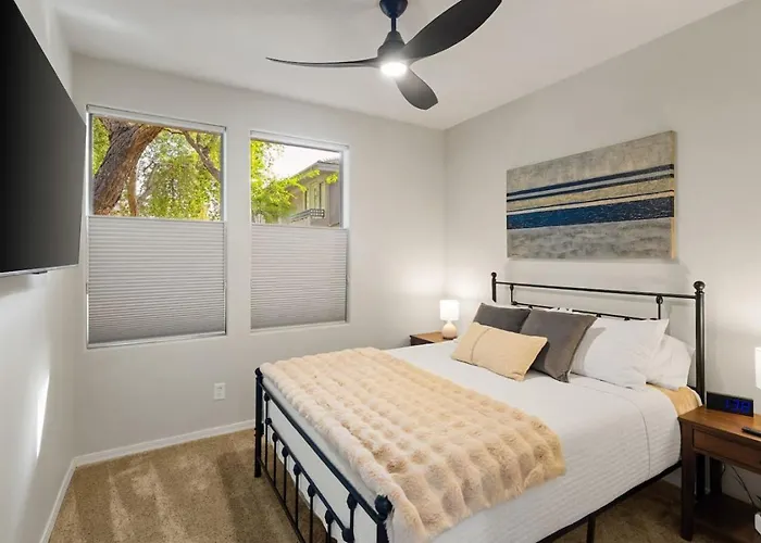 Dom wakacyjny Style Living With Heated Pool, Spa, Gym, And Nearby Golf Scottsdale