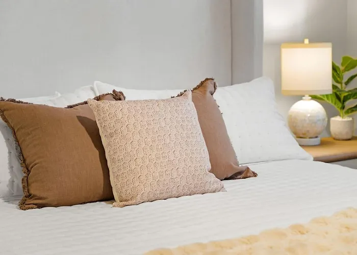 Style Living With Heated Pool, Spa, Gym, And Nearby Golf